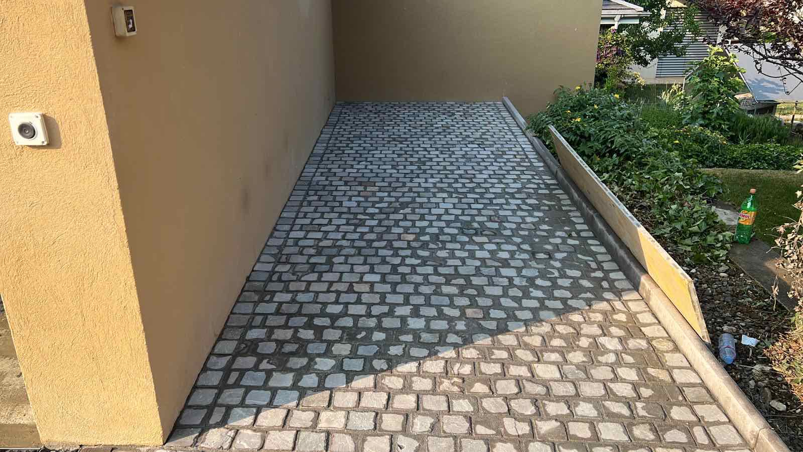 Accès latéral en pavés pour une zone étroite