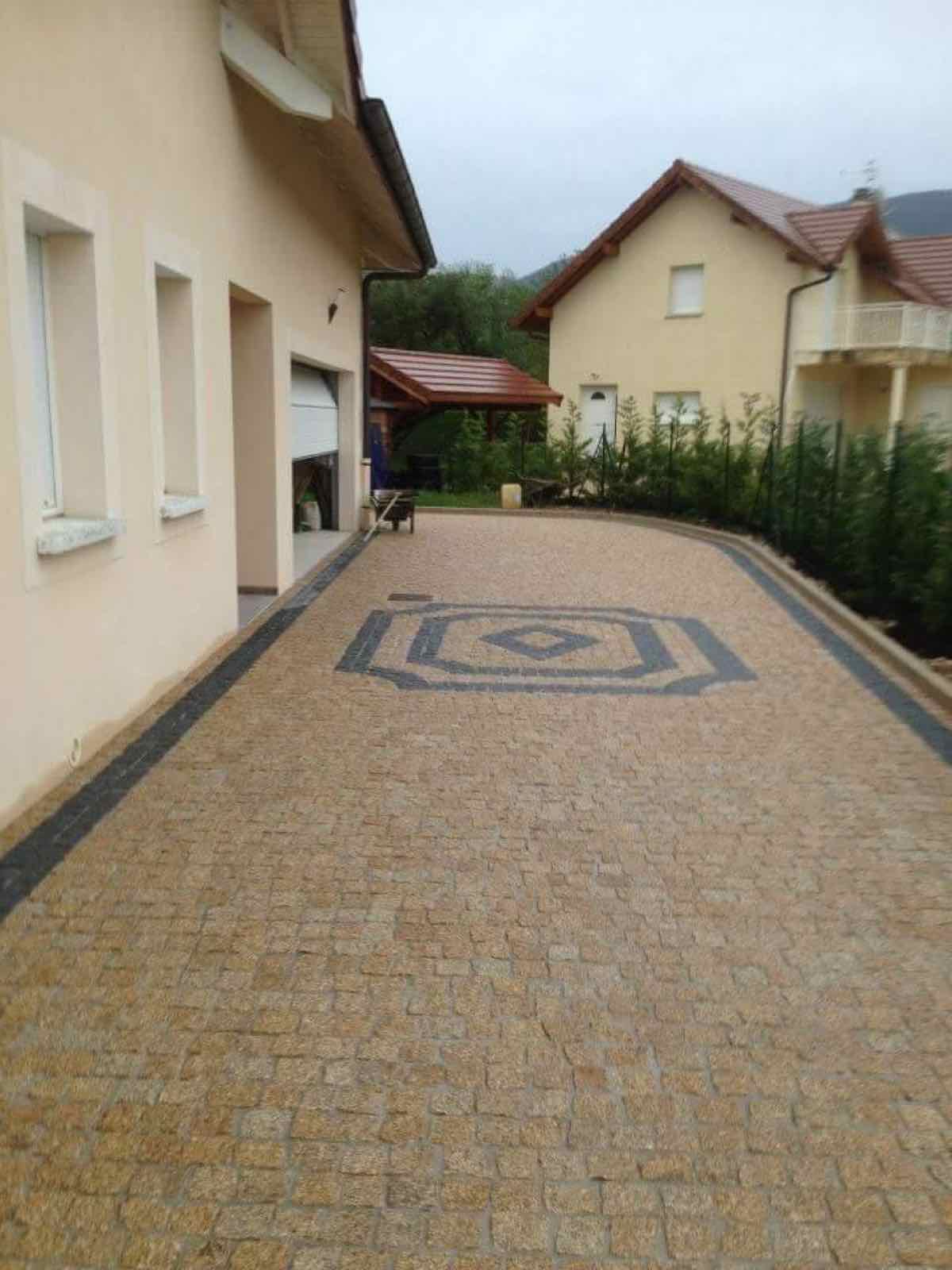 Allée résidentielle en pavés beiges avec motif central