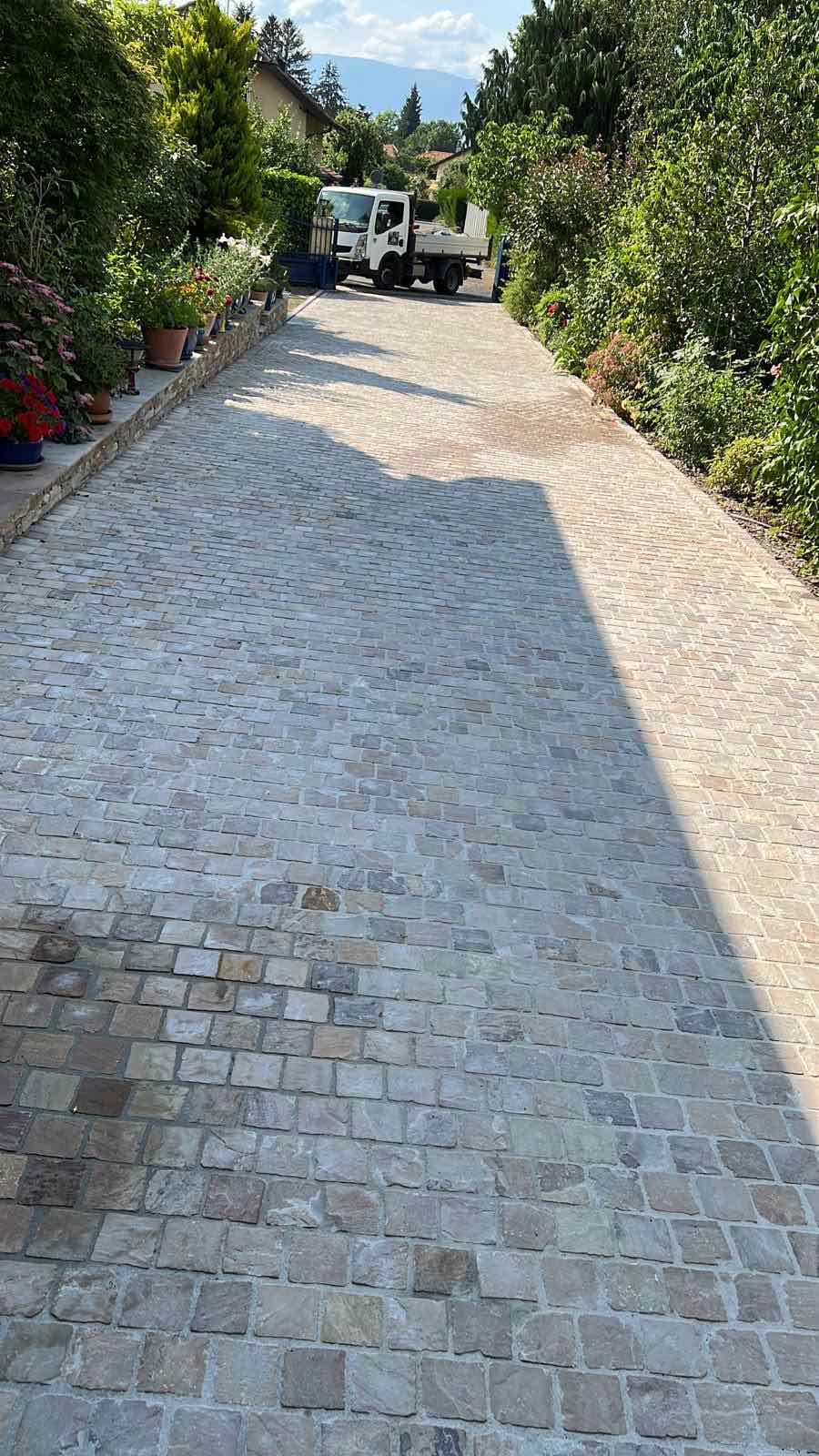 Pose rectiligne sur une longue allée pavée