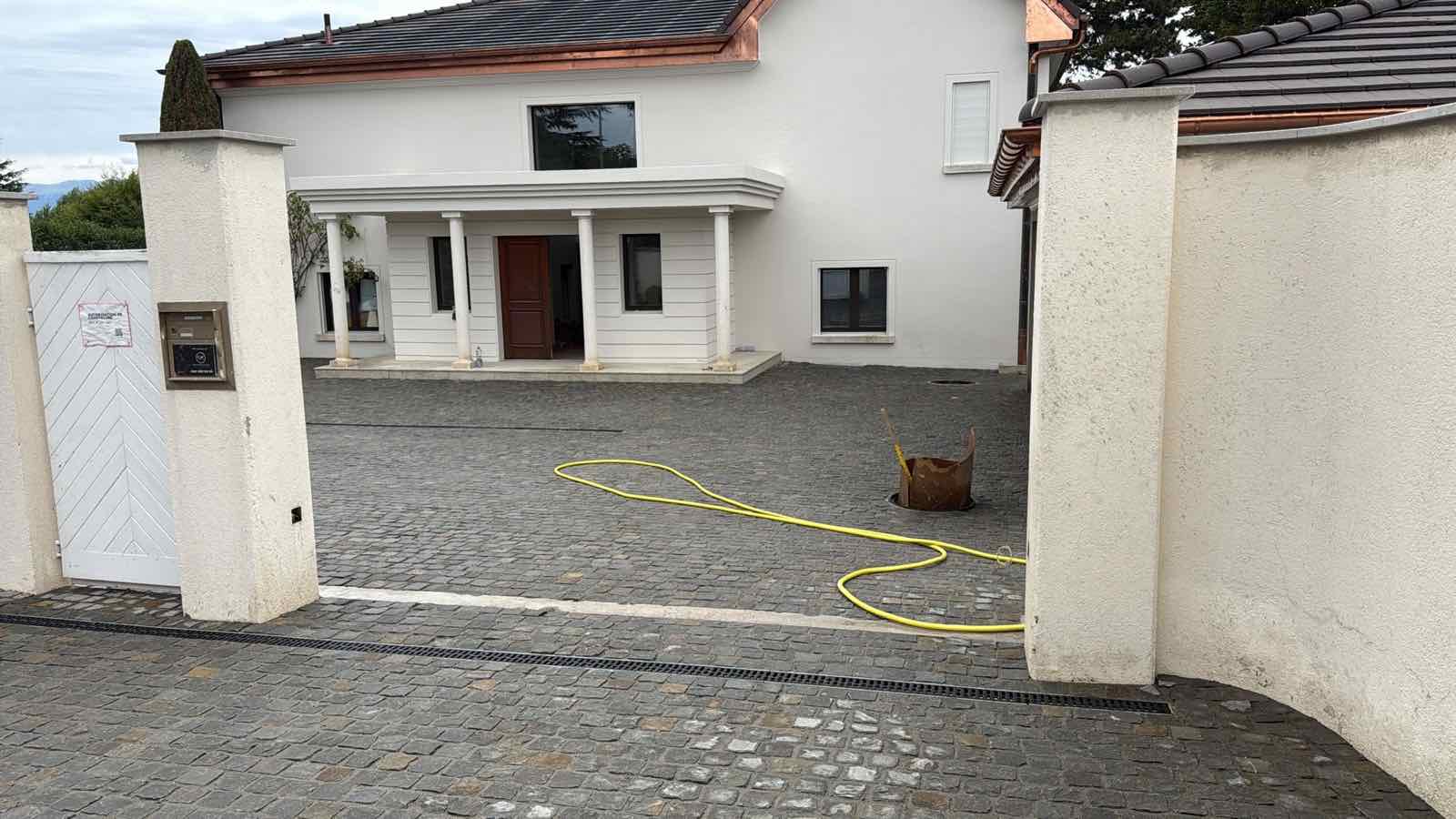 Entrée de villa avant la finition complète du pavage