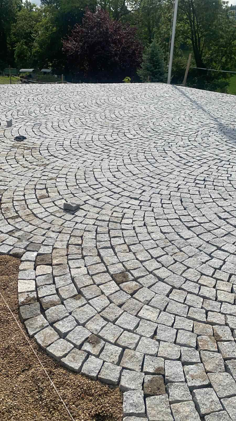 Pose en éventail sur une grande cour en pavés clairs
