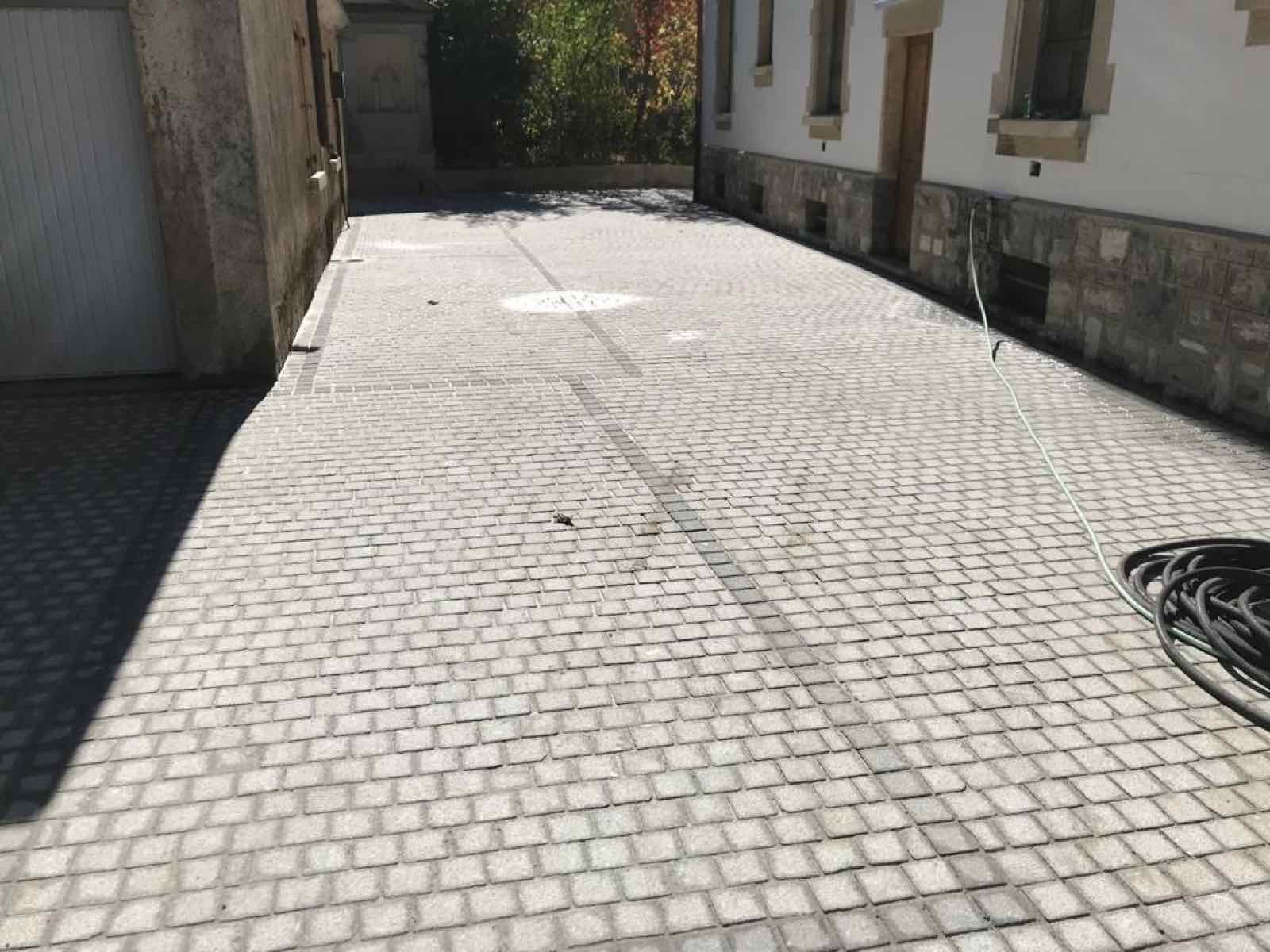 Grande cour résidentielle pavée en teinte claire