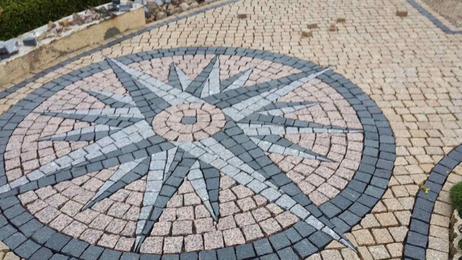 Rosace décorative réalisée en pavés de granit