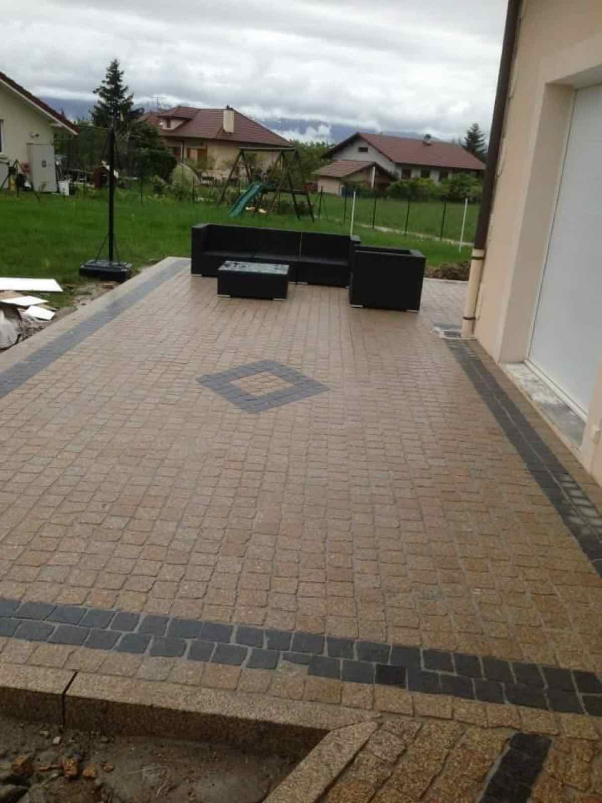 Terrasse en pavés beiges avec encadrement plus foncé